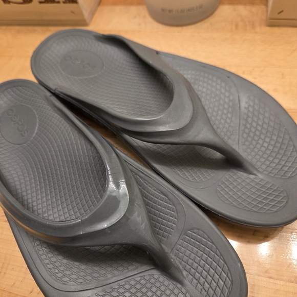 Oofos OOlala Sandals Womens 9 Gray/Silver Recovery Thong Flip Flop Comfort - Picture 7 of 9